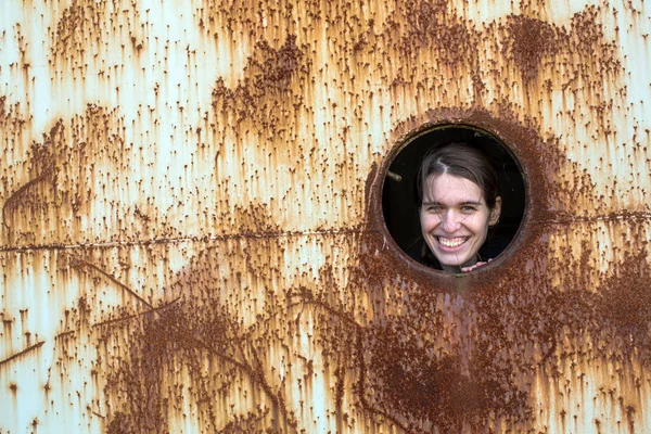 Frau schaut aus dem Fenster — Stockfoto