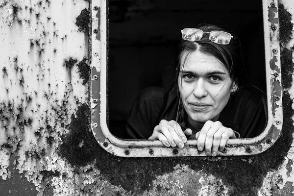 Γυναίκα σε μια λιμενική εγκατάσταση εγκαταλελειμμένων βιομηχανικών. — Φωτογραφία Αρχείου