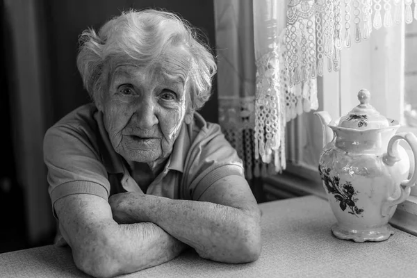 Rahatsız olgun bir kadın portresi