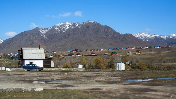 Гори Алтай, недалеко від села Onguday — стокове фото