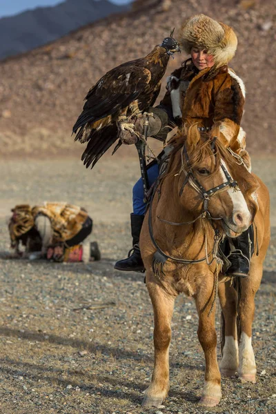 Kazakiska kvinna Eagle Hunter — Stockfoto