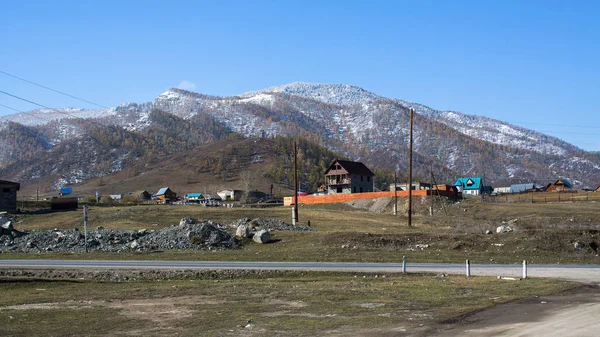 Гори Алтай, недалеко від села Onguday Стокове Фото