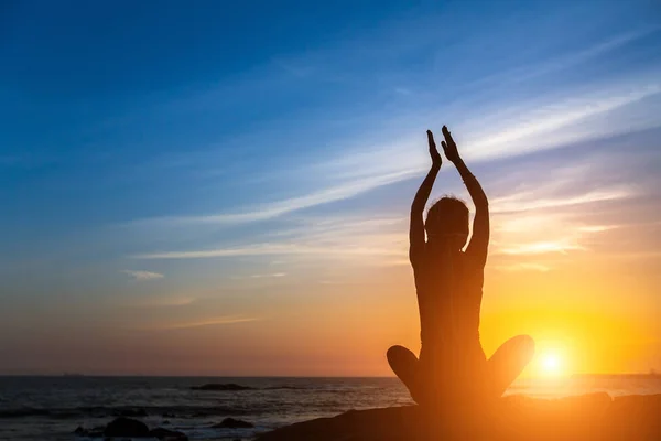 Yoga silueta mujer meditación —  Fotos de Stock