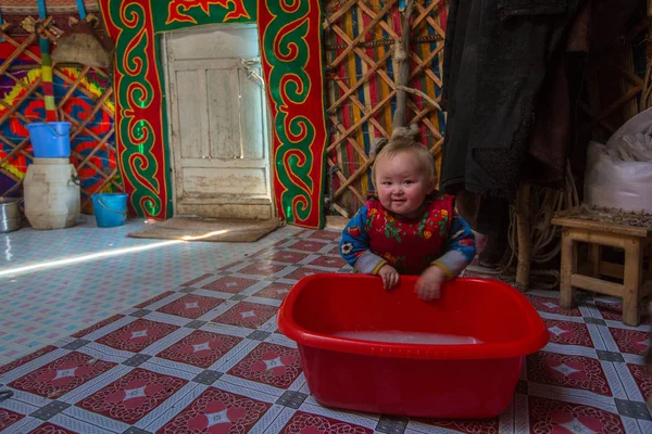 哈萨克语的小女孩 — 图库照片
