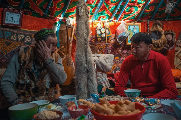 Kazakstanierna familj av jägare — Stockfoto