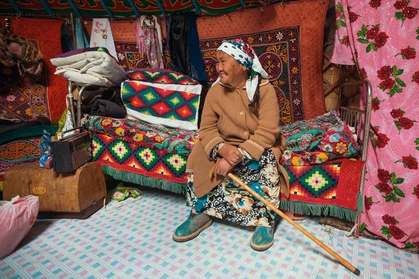 Stará žena z kazašské rodiny — Stock fotografie