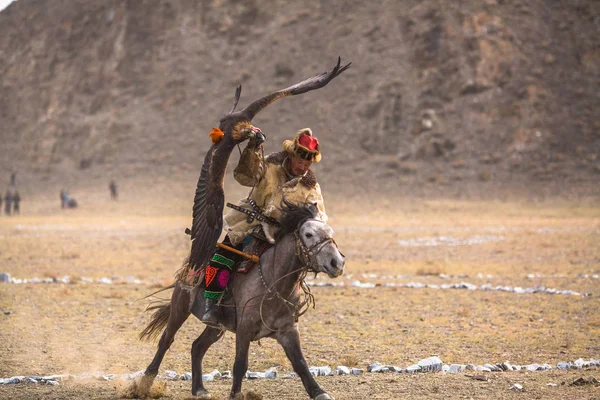 Golden Eagle Hunter van Kazachs — Stockfoto