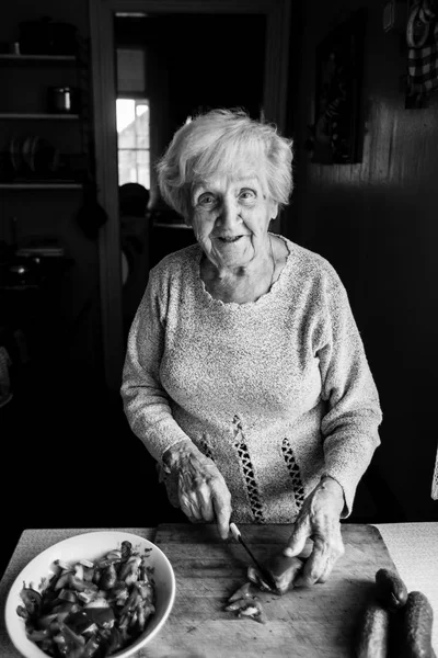 Femme dans la cuisine côtelettes légumes — Photo