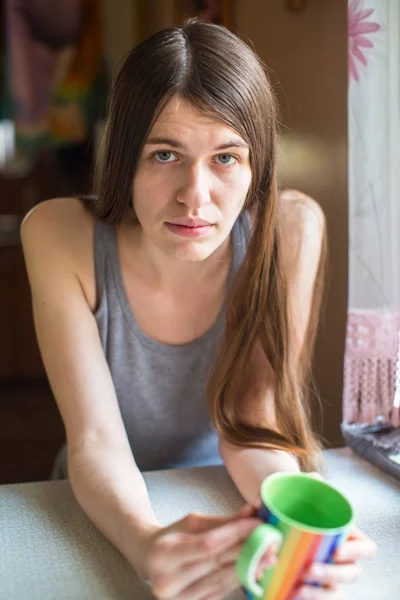 Mulher com uma caneca na mão . — Fotografia de Stock