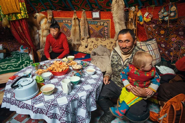 Kasachische Jägerfamilie — Stockfoto