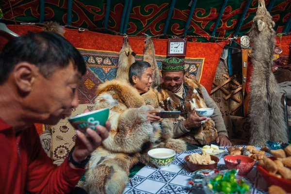 Kazakhs family of hunters — Stock Photo, Image