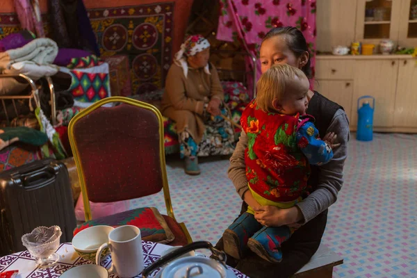 사냥꾼의 카자흐족 가족 — 스톡 사진