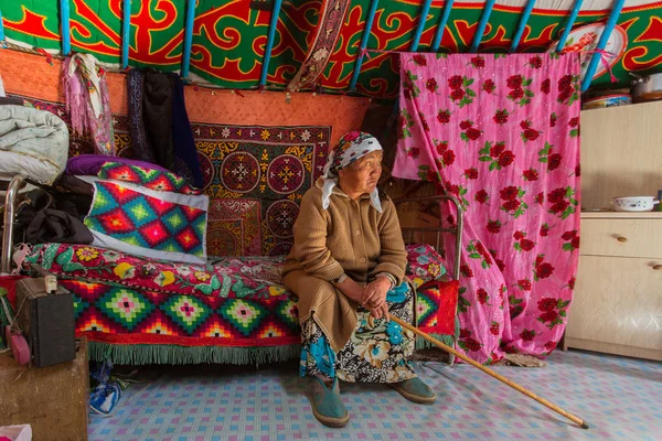 Kazakhs family of hunters — Stock Photo, Image