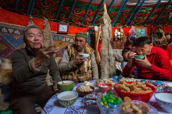Familia de cazadores kazajos — Foto de Stock