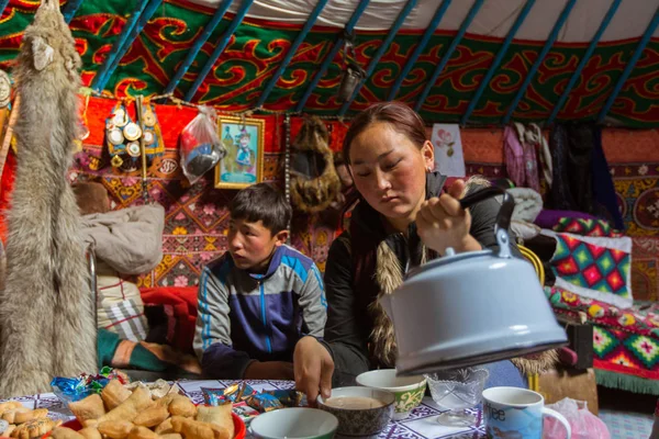 Kazakhs family of hunters — Stock Photo, Image