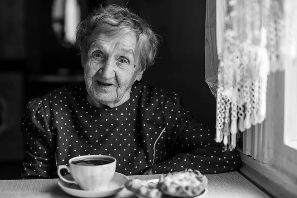 Oudere vrouw het drinken van thee — Stockfoto