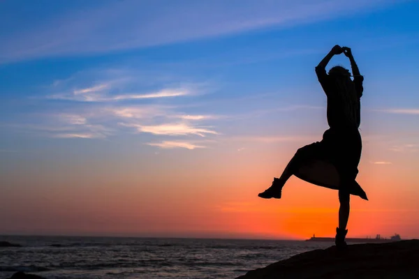 Silhueta Uma Jovem Mulher Divertida Praia Mar Pôr Sol Incrível — Fotografia de Stock