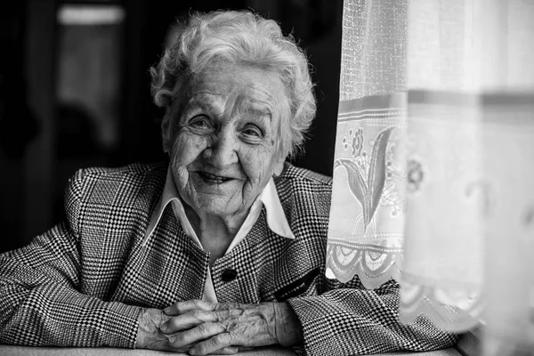 Smilende, eldre kvinne . – stockfoto