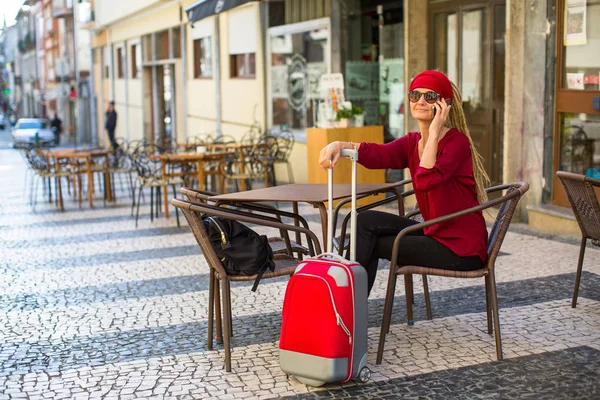 Mulher Viajante Com Uma Mala Vermelha Sentada Café Rua Com Fotos De Bancos De Imagens