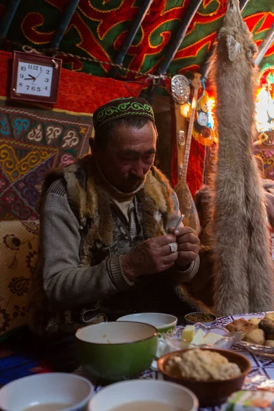 Kazakhs family of hunters — Stock Photo, Image