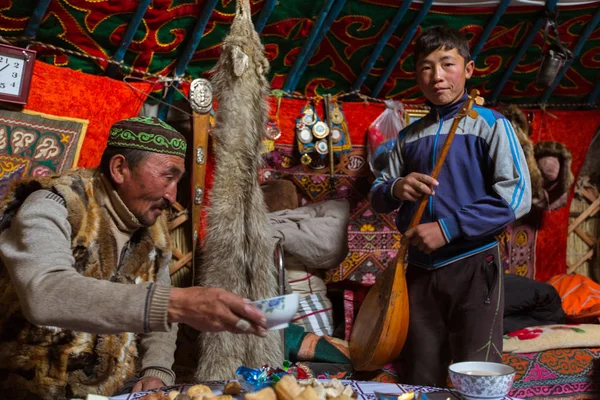 Kazakhs family of hunters — Stock Photo, Image