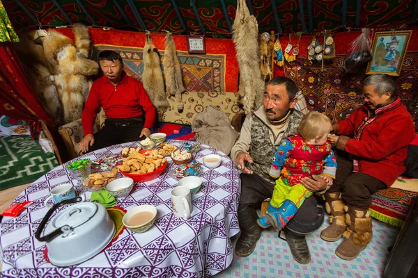 사냥꾼의 카자흐족 가족 — 스톡 사진
