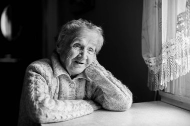 yaşlı kadının pencerenin yanına.