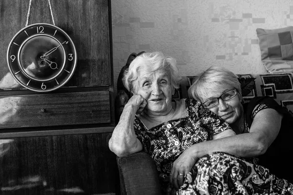 Elderly woman  with  adult daughter. — Stock Photo, Image