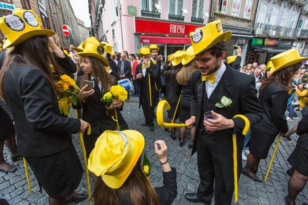 Deltagarna i Queima Das Fitas parad — Stockfoto