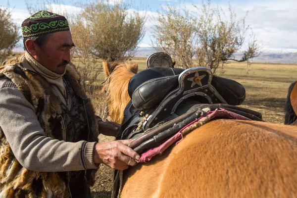 Kazakh Berkutchi (Eagle hunter) — Stock Photo, Image