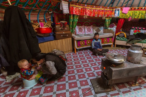 Kazaklar aile avcı — Stok fotoğraf