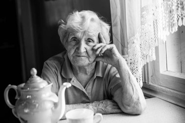 yaşlı kadın ile çay.
