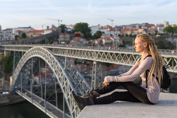 Mulher Loira Plataforma Observação Frente Ponte Dom Luis Rio Douro — Fotografia de Stock