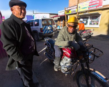 Olgiy, Bayan Olgiy, Moğolistan - Eyl 29, 2017: motosiklet taksi şoförü city market yakınındaki müşteriler bekliyor. Bayan-Olgiy içinde il 88,7 için doldurulur Kazaklar oranında.
