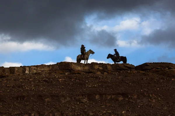 Sagsay Mongolia Września 2017 Sylwetka Eagle Hunters Tradycyjne Stroje Podczas — Zdjęcie stockowe