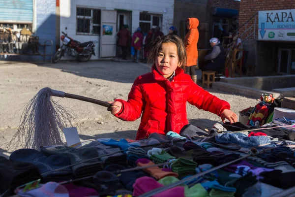 Olgiy Olgiy 2017年9月29日 未知的小女孩在城市市场卖球衣 Olgiy 省是由哈萨克人口887 — 图库照片