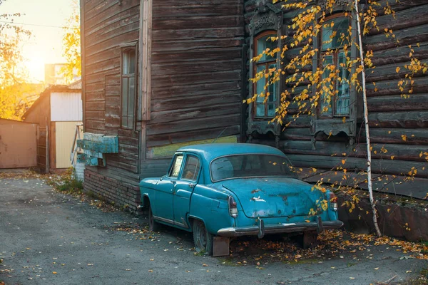 Staré Retro Auto Poblíž Dřevěné Městském — Stock fotografie