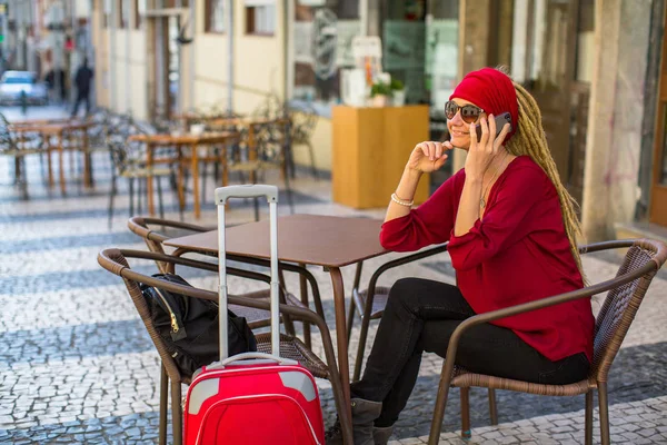 Kvinna med en röd resväska — Stockfoto