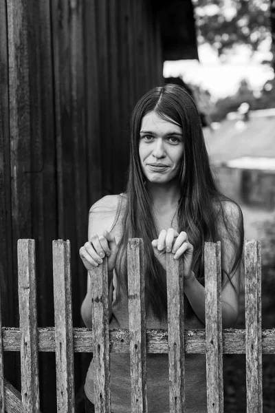 Ragazza vicino alla recinzione di legno — Foto Stock