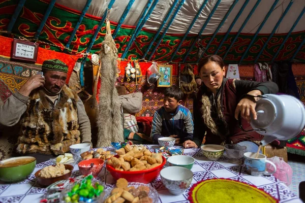 Kazah család vadászok — Stock Fotó