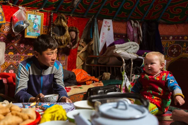 Kazakhs family of hunters — Stock Photo, Image