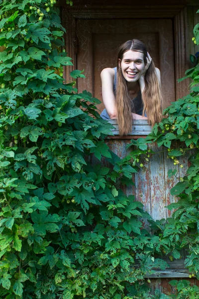 Nő a tornácon, egy vidéki ház — Stock Fotó