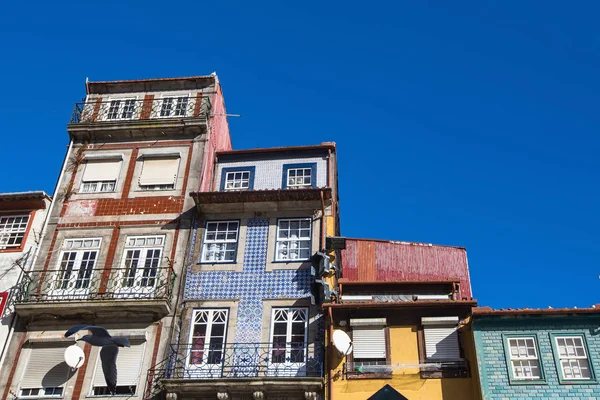 Fachadas de casas en el casco antiguo de Oporto —  Fotos de Stock