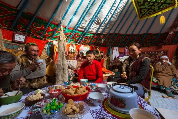 Казахская семья охотников — стоковое фото