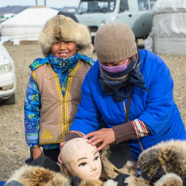 Olgiy Moğolistan Eyl 2017 Sokak Satıcıları Kuşları Berkutchi Batı Moğolistan — Stok fotoğraf