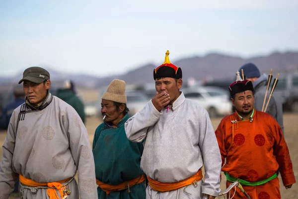 Participantes en ropa tradicional — Foto de Stock