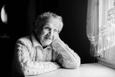 Neşeli bir yaşlı kadın siyah beyaz portre.