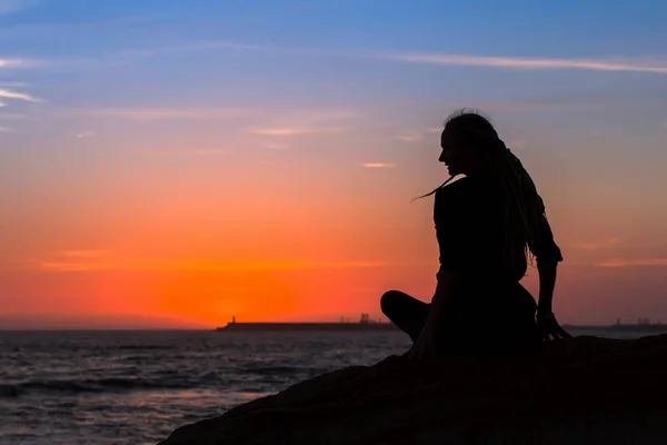 Siluet Yoga Kadın Alacakaranlık Sırasında Deniz Kıyısında Dreadlocks Ile — Stok fotoğraf