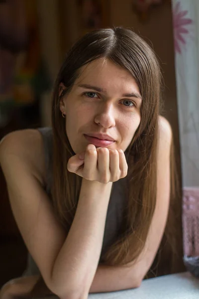 Primo Piano Ritratto Una Giovane Donna Tavolo Casa — Foto Stock