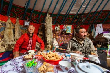 Bayan Olgii, Moğolistan-28 Eylül 2017: Kazaklar aile Avcı Avcılık kartalları içinde ile onların Moğol Yurts. Bayan Olgii ilinde 88,7 için doldurulur Kazaklar oranında.